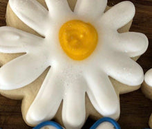 Load image into Gallery viewer, Bouquet Daisy Flower Cookie Cutter