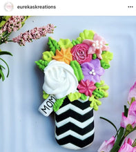 Load image into Gallery viewer, Mother&#39;s Day Bouquet Cookie Cutter